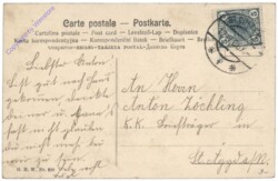 Mädchen mit Hase am Zaun