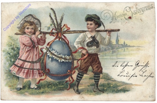Kinder mit riesigem Osterei