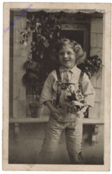 Bub mit Blumenstrauß, Namenstag