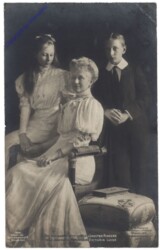 Die Kaiserin mit ihren jüngsten Kindern Prinz Joachim und Prinzessin Victoria Luise