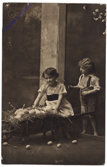 Kinder mit Osterkarren