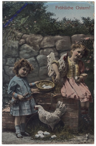 Kinder mit Hennen und Eiern