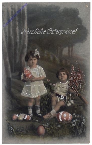 Mädchen mit Ostereiern