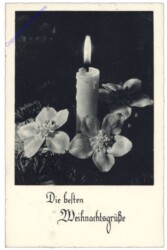 Brennende Kerze mit Blüten