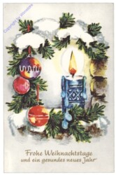 Brennende Kerze mit Christbaumkugeln