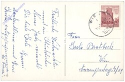 Brennende Kerze mit Christbaumkugeln