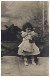 Mädchen mit Puppe