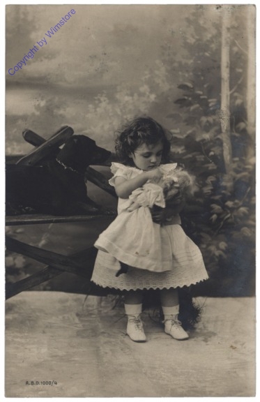Mädchen mit Puppe