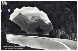 Axenstrasse, am Vierwaldstättersee mit Gitschen und Urirotstock