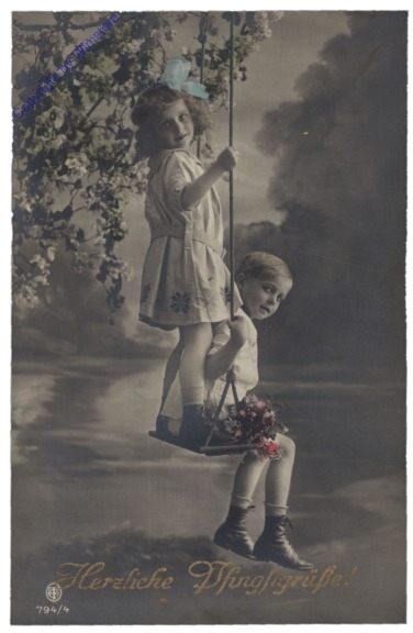 ak166642 Kinder auf einer Schaukel