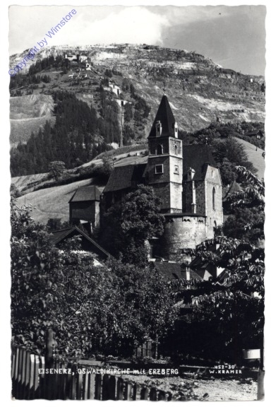 Eisenerz, Oswaldikirche mit Erzberg