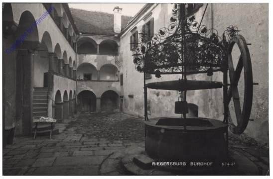 ak166974 Riegersburg, Burghof