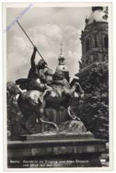 Berlin, Standbild am Eingang zum Alten Museum