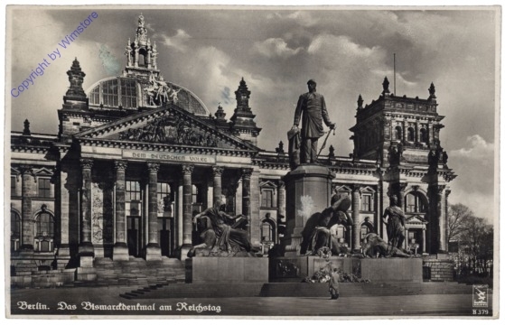 Berlin, Reichstagsgebäude mit Bismarck-Denkmal