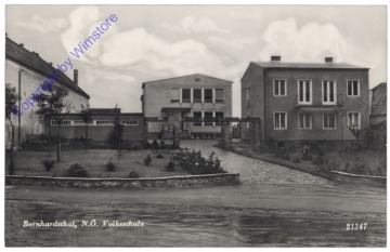 Bernhardsthal, Volksschule