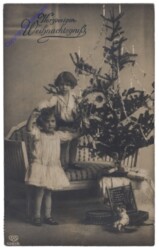 Mädchen mit geschmücktem Baum