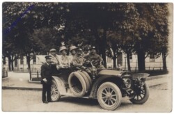 ak168038 Portrait im Automobil
