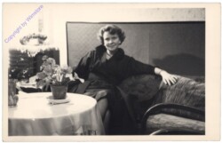ak168624 Junge Frau am Sofa