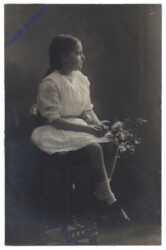Mädchen mit Strauß