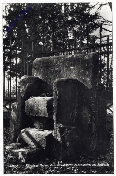 Maria Saal, Herzogstuhl aus dem 13. Jahrhundert am Zollfelde