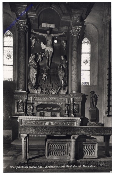 Maria Saal, Kreuzaltar mit Grab des hl. Mdestus