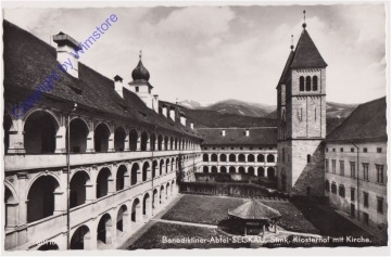 Seckau, Benediktiner-Abtei, Klosterhof mit Kirche