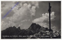 Innsbruck, Gipfelkreuz am Hafelekar gegen Brandjoch