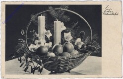 Korb mit Kerzen und Obst