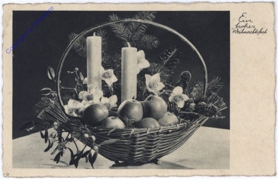 Korb mit Kerzen und Obst