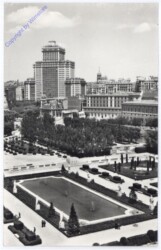 Madrid, Jardines de Sabatini al fondo edificio Espana