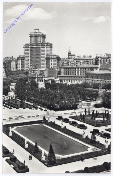 Madrid, Jardines de Sabatini al fondo edificio Espana