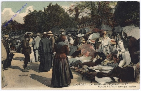 Lourdes, Les Malades sur l'Eslpanade