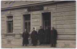 ak176383 Soldaten vor einem Haus