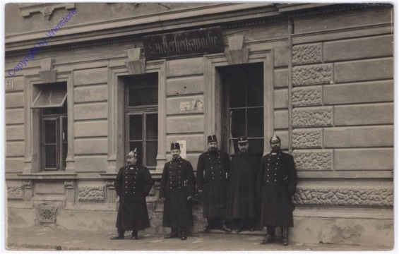 Soldaten vor einem Haus