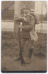 ak176408 Soldat am Zaun