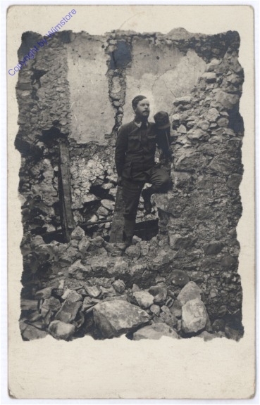 ak176423 In einer Ruine