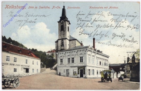 Wien 23, Kalksburg, Pfarrkirche, Kirchenplatz mit Autobus