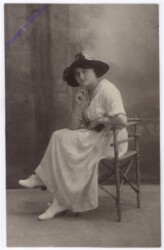 ak179960 Frauenportrait