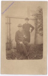 Zwei Männer vor Wand