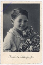 Mädchen mit großem Ei und Blumenzweigen