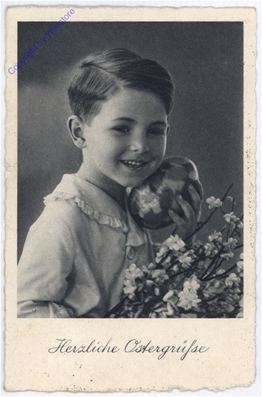 Mädchen mit großem Ei und Blumenzweigen