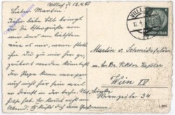 Mädchen mit großem Ei und Blumenzweigen
