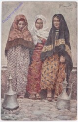 Drei Damen in Tracht