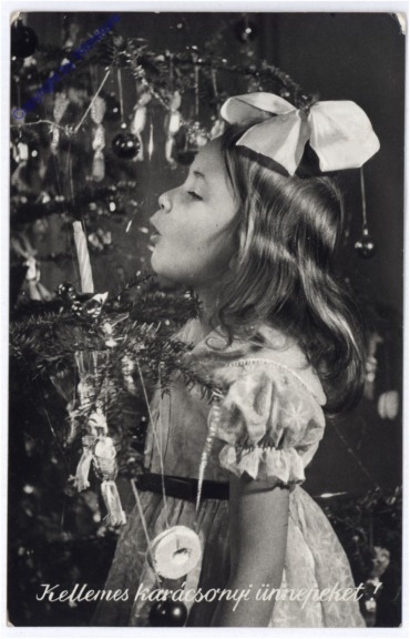 Mädchen bläst die Kerze aus