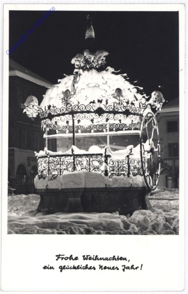 Verschneiter, beleuchteter Pavillion