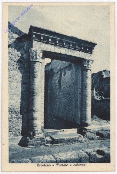 Ercolano, Portale a colonne