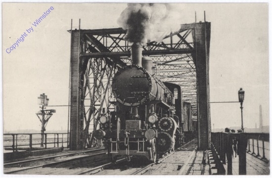 ak183718 Lokomotive der Königl. Ungarischen Staatsbahnen, Verbindungsbrücke in Budapest