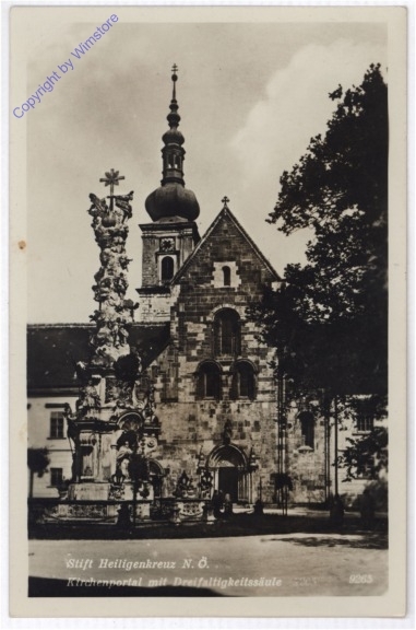Heiligenkreuz, Kirchenportal