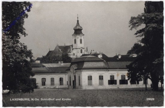 Laxenburg, Schloßhof und Kirche