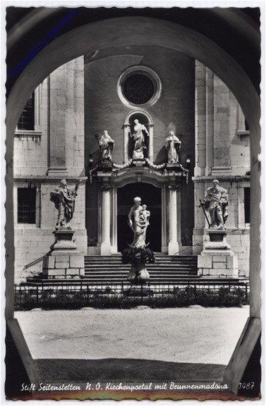 Seitenstetten, Stift, Kirchenportal mit Brunnenmadonna